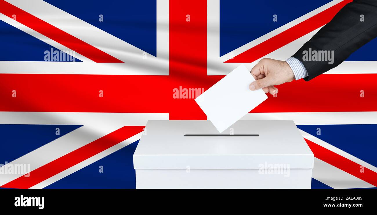 Wahl in Großbritannien. Die Hand des Menschen seine Stimme in die Wahlurne. Winkte Türkische Flagge im Hintergrund. Stockfoto