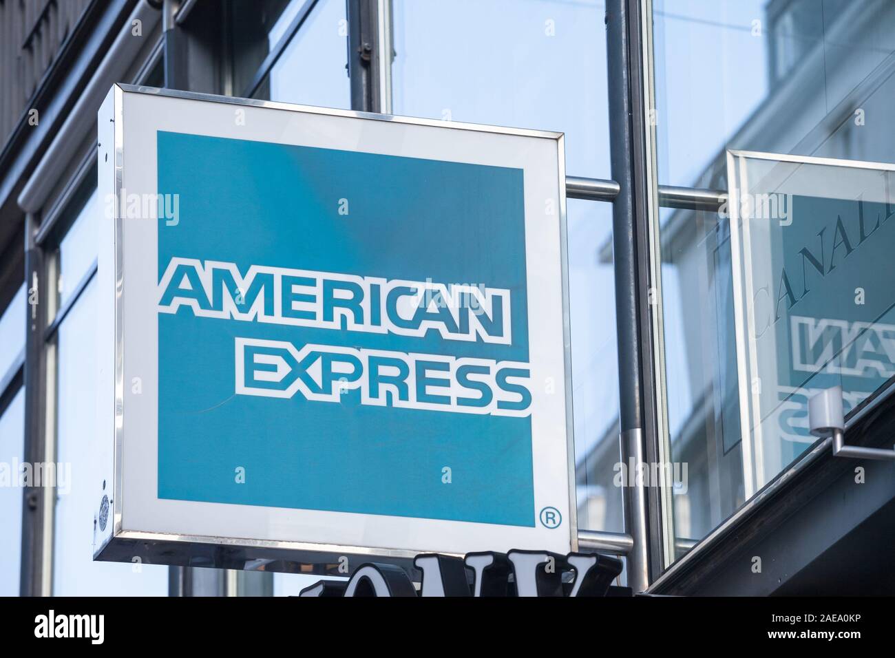 Wien, ÖSTERREICH - NOVEMBER 6, 2019: American Express Logo vor ihrem Büro für Wien. American Express, Amex, ist eine amerikanische Financial serv Stockfoto