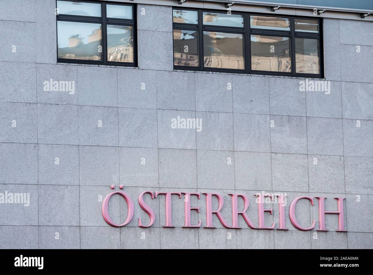 Wien, ÖSTERREICH - NOVEMBER 6, 2019: Osterreich Logo vor atheir Büro in Wien. Osterreich Zeitung ist eine Zeitung und eine der wichtigsten Pr Stockfoto