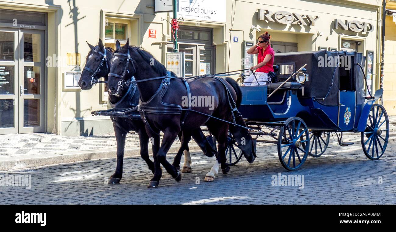 Touristische Attraktion Fahrer auf einer Pferdekutsche in der Innenstadt von Prag Tschechische republik. Stockfoto