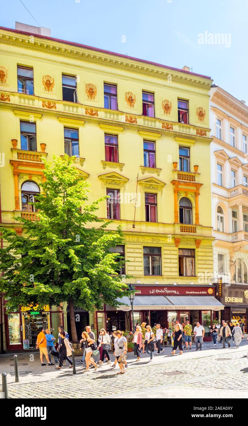 Massen von Touristen zu Fuß entlang Kopfsteinpflaster Melantrichova Straße mit touristischen Geschäften und Cafés Altstadt Prag Tschechische Republik gesäumt. Stockfoto