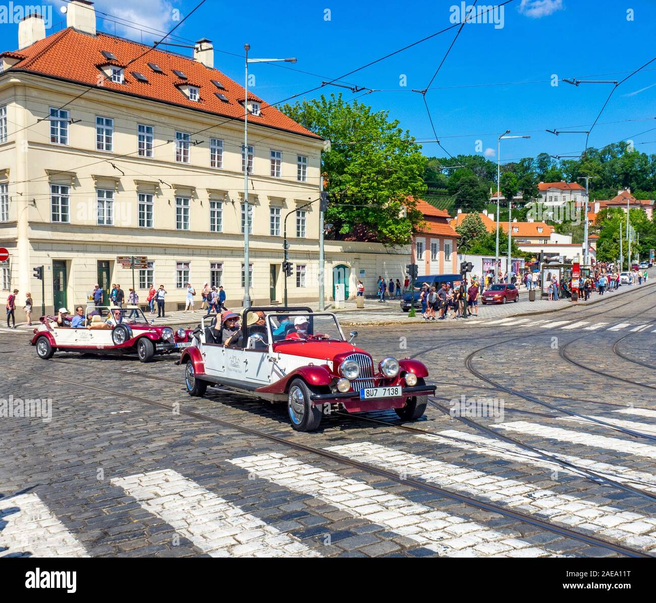 Touristen Touren in Oldtimern in Prag Tschechische Republik. Stockfoto