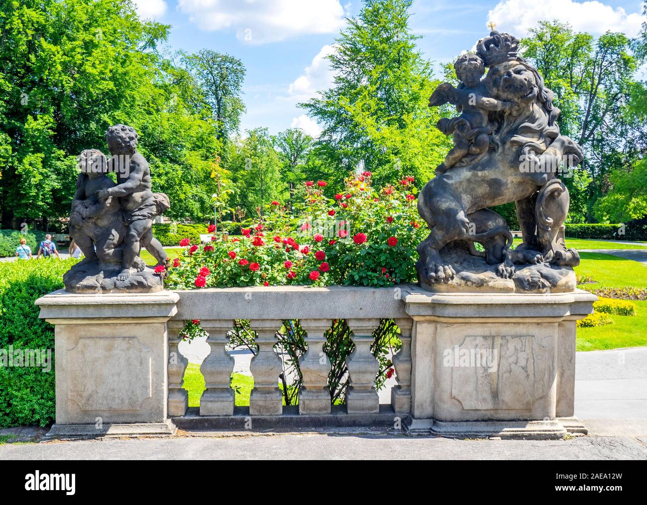 Barocke Sandstein-Skulptur von Putti und Königslöwe von Matthias Braun Bildhauer Königlicher Garten Prager Schlossanlage Prag Tschechische Republik. Stockfoto