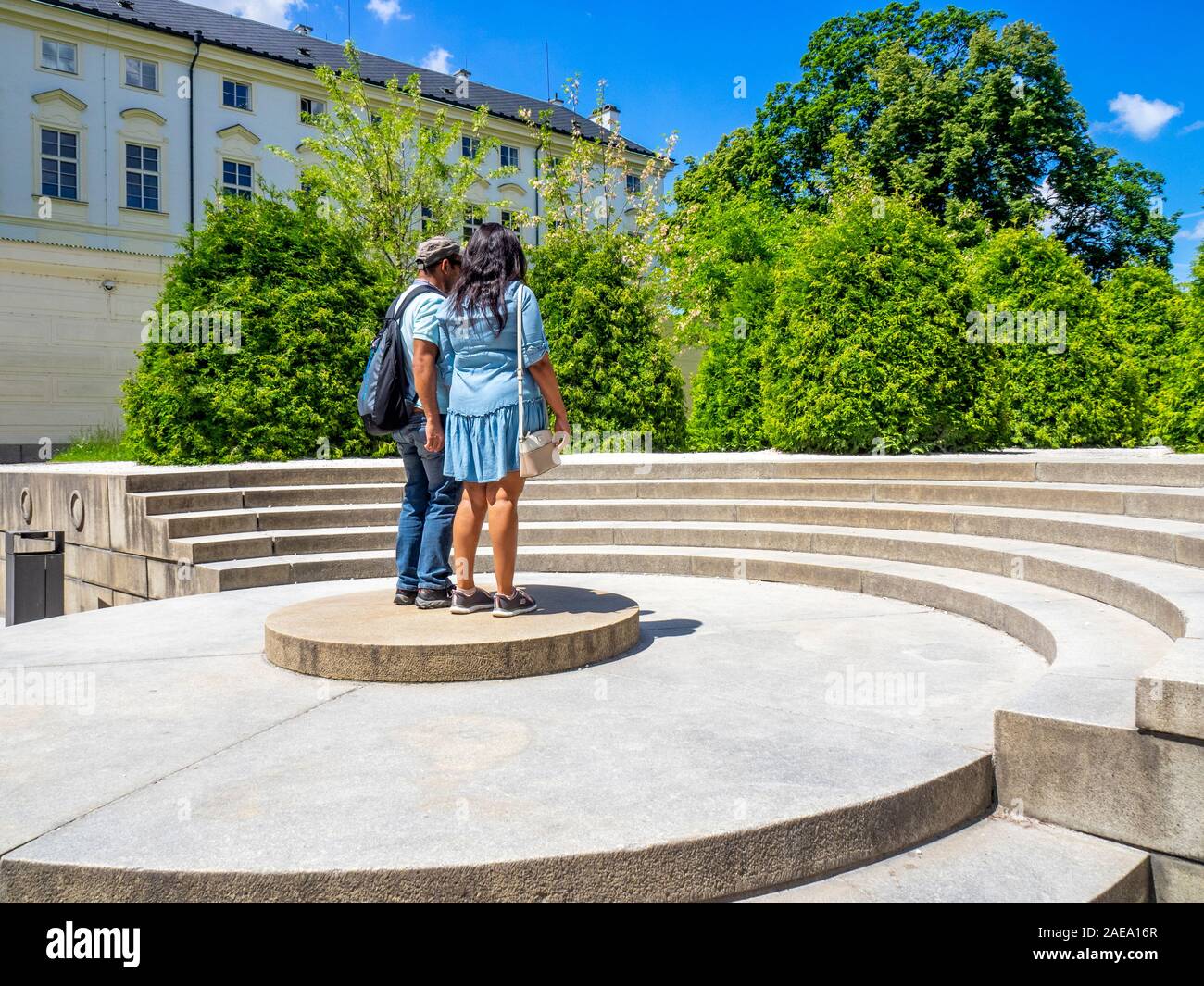 Touristen stehen auf dem Echo Kreis im vierten Hof der Prager Burg Komplex Prag Tschechische Republik. Stockfoto