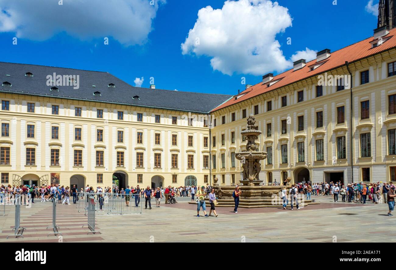Touristen im zweiten Hof der Prager Burg Komplex Verwaltungsgebäude und Königlichen Ställe Prag Tschechische Republik. Stockfoto