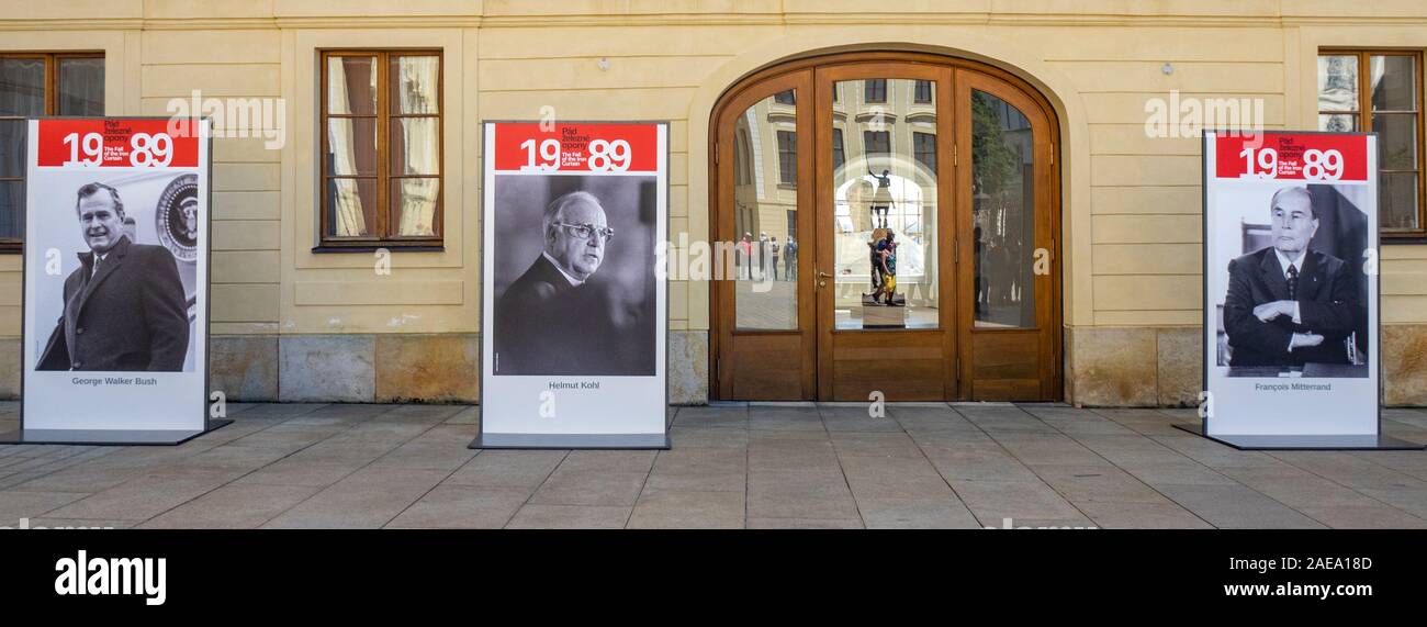 Erste Courtyard Poster von führenden Persönlichkeiten der Welt beteiligt 1989 Herbst der Ausstellung Eisernen Vorhang auf der Prager Burg Komplex Prag Tschechische Republik. Stockfoto
