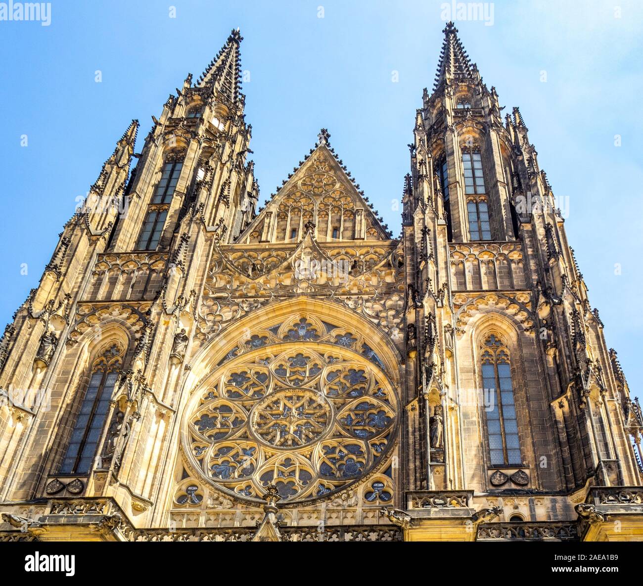 Gotische Fassade Kirchtürme Rosette Fenster der St. Veits Kathedrale Prager Burg Komplex Prag Tschechische Republik. Stockfoto