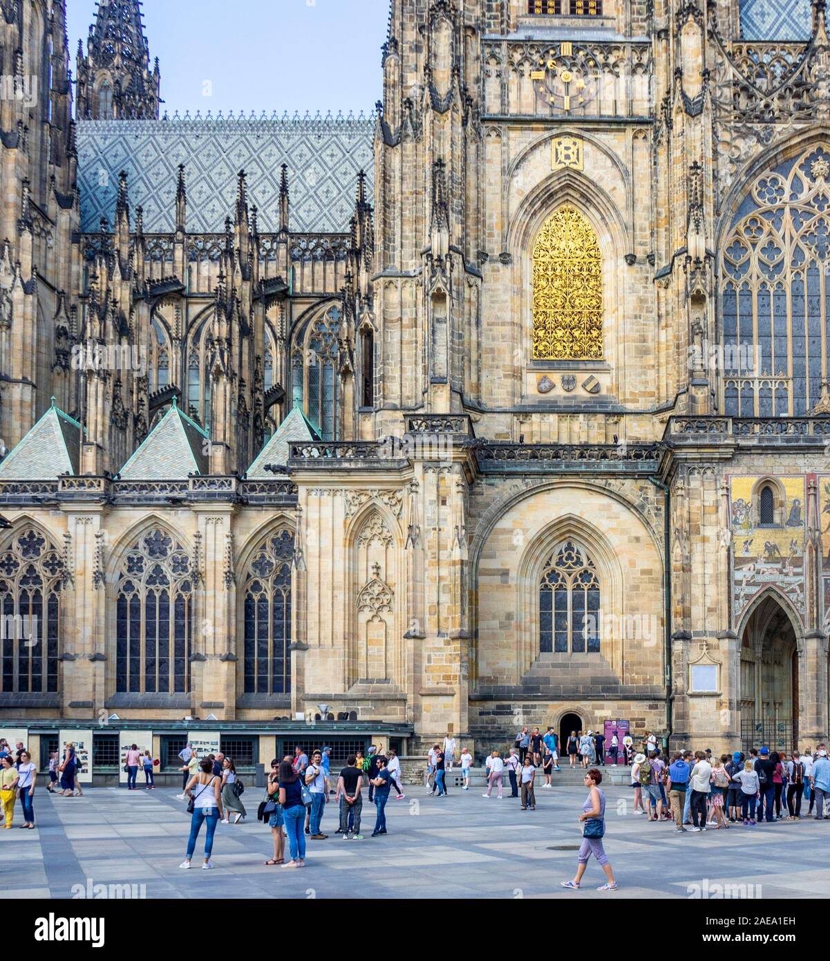 Touristen in dritten Hof Blick Seitenfassade der gotischen St. Vitus Kathedrale Prager Burg Komplex Prag Tschechische Republik. Stockfoto