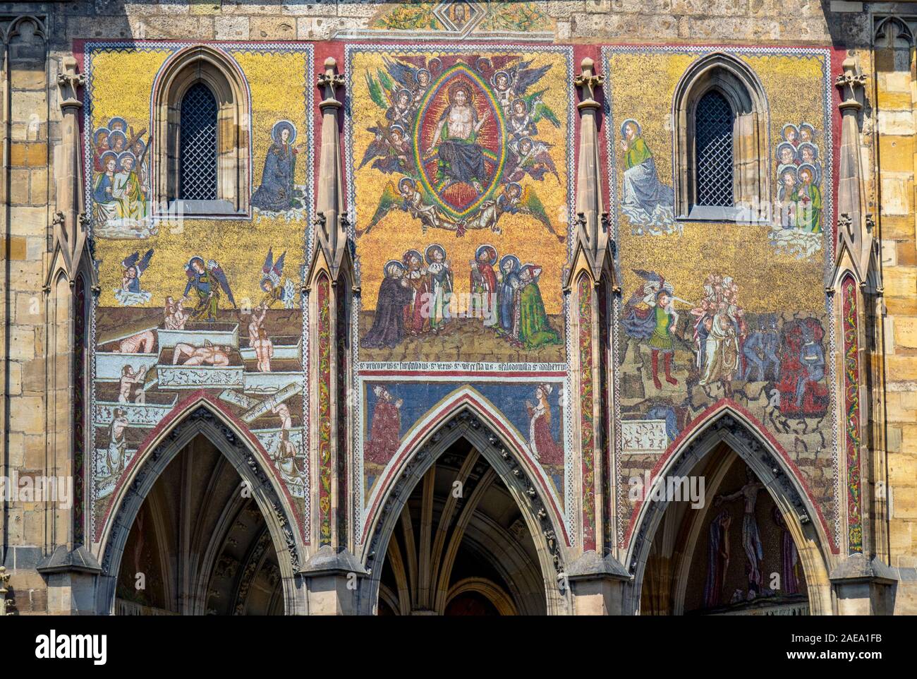 Triptychon Mosaik des Jüngsten Gerichts über 3 Bogenportal der gotischen St. Veits-Kathedrale Prager Burg Komplex Prag Tschechische Republik. Stockfoto