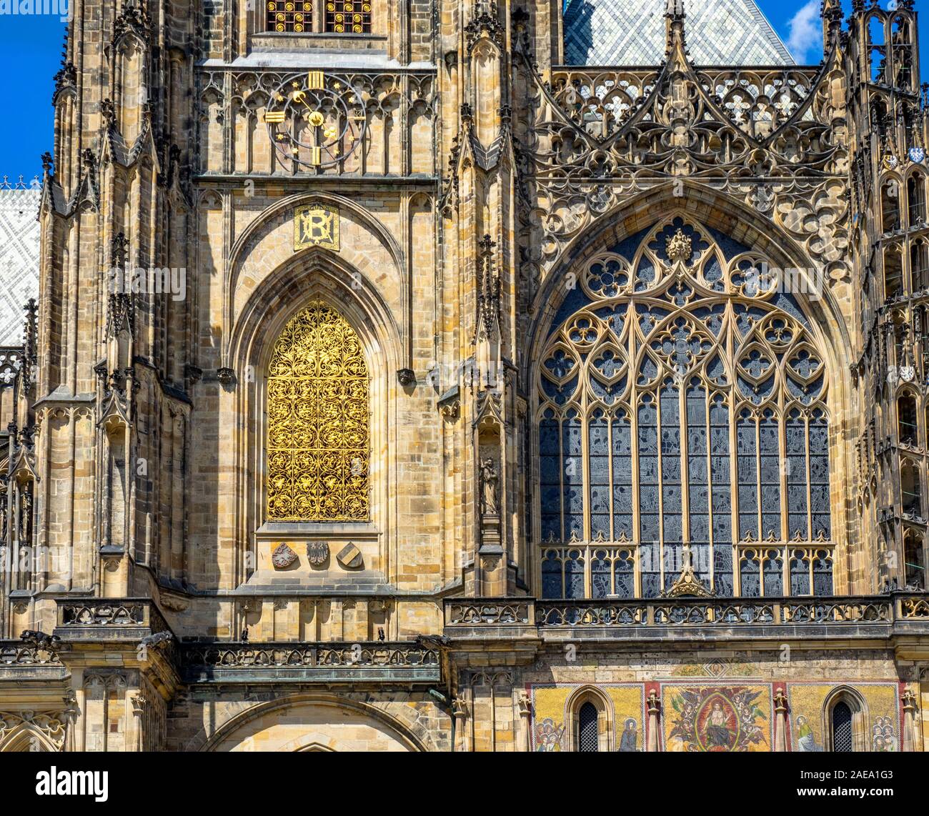 Goldvergoldung am Fuß des Großen Südturms und Fleckglasfenster der gotischen St. Veits-Kathedrale in der Prager Burg Komplex Prag Tschechische Republik.. Stockfoto