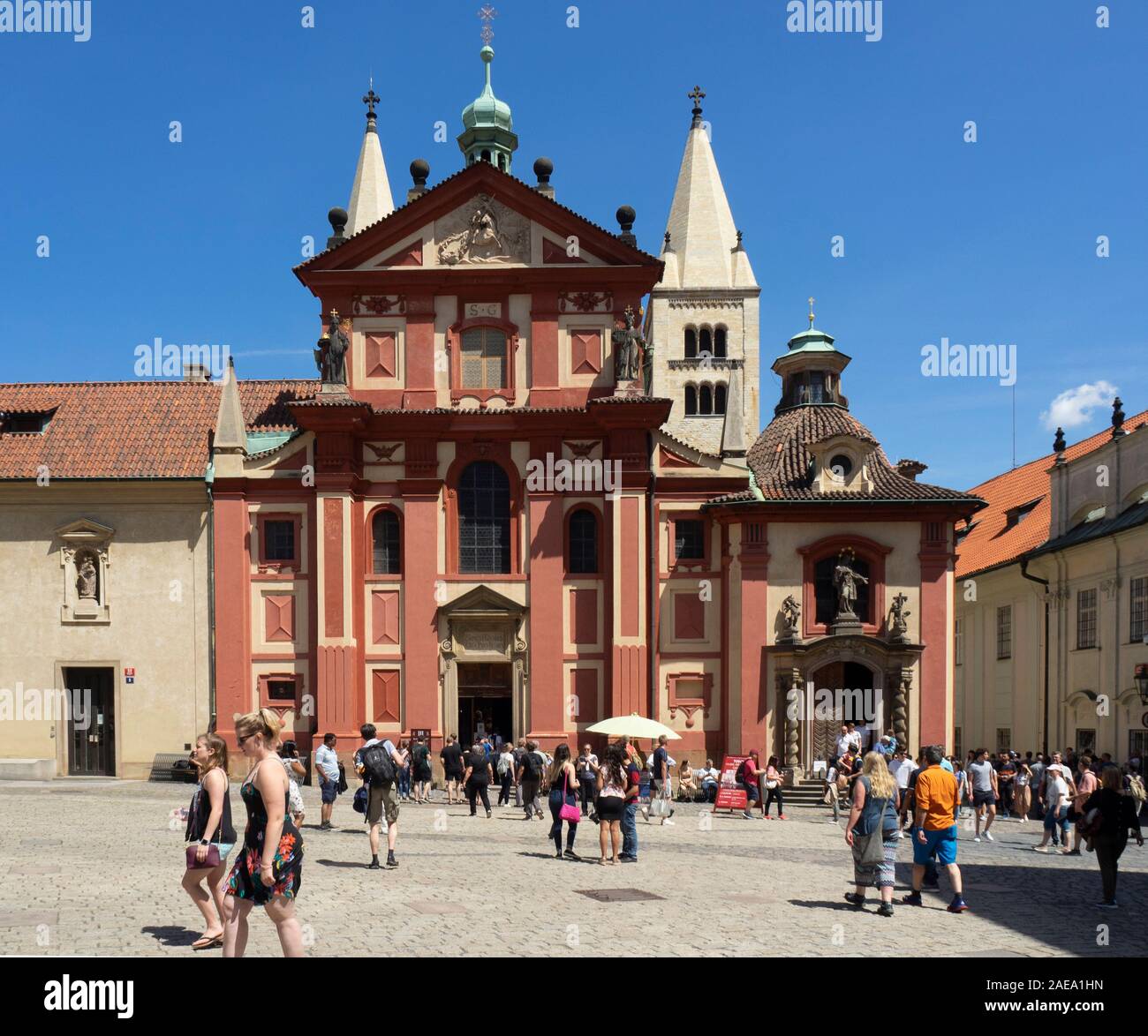 St. George's Basilica und Touristen in St. George's Square Prager Burg Komplex Prag Tschechische Republik. Stockfoto