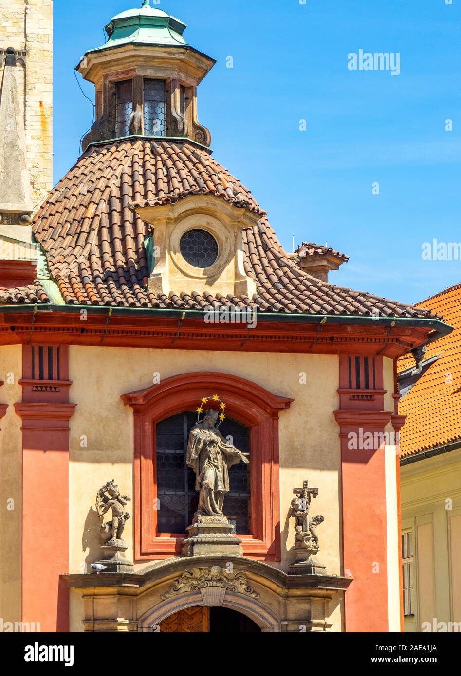 Sandsteinstatue des Heiligen Johannes an der Fassade der Barockkapelle des Heiligen Johannes Nepomuk St. Georgs Basilika Prag Tschechische Republik. Stockfoto