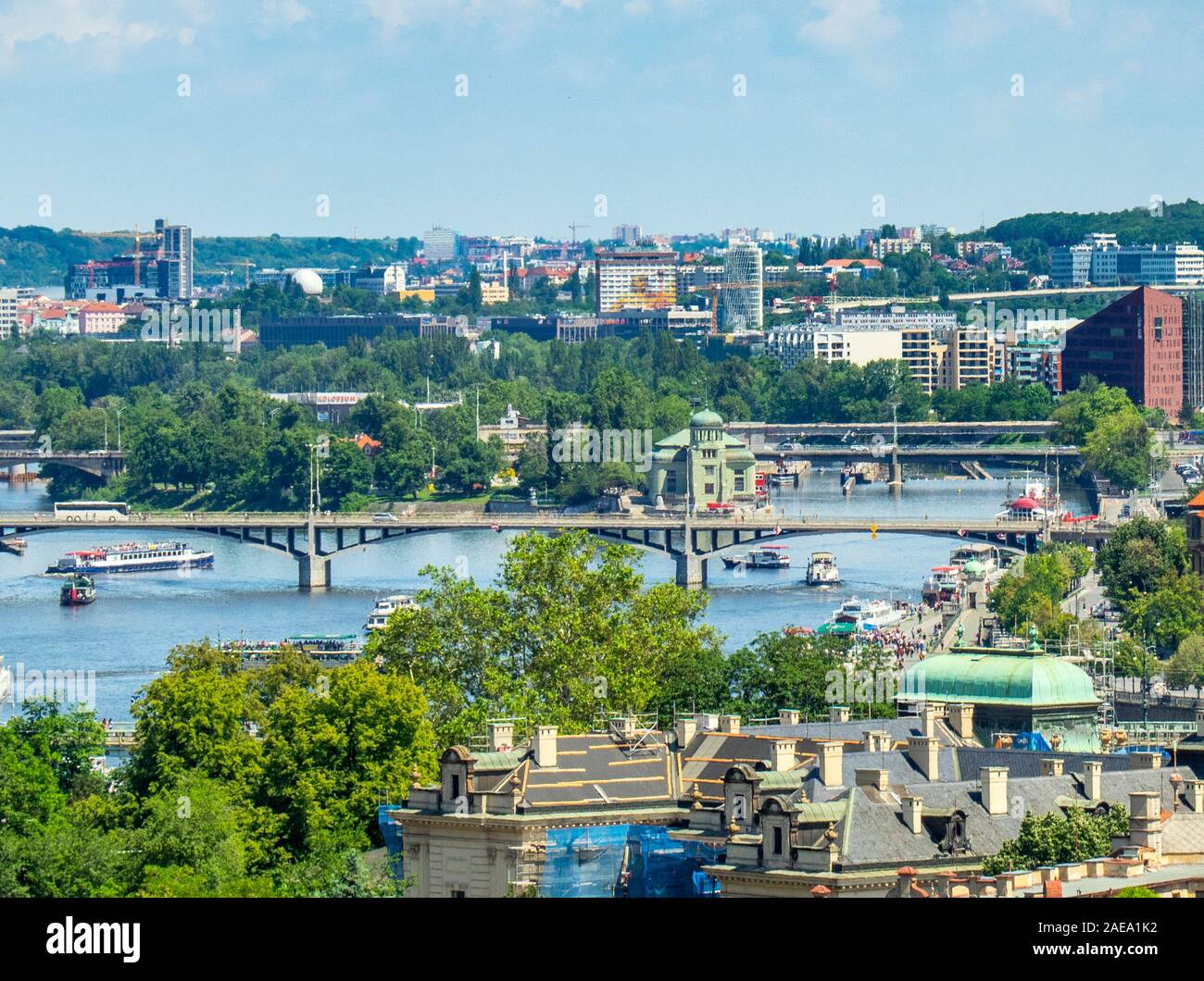 Blick auf die Moldau und das Zentrum von Prag, Tschechien. Stockfoto