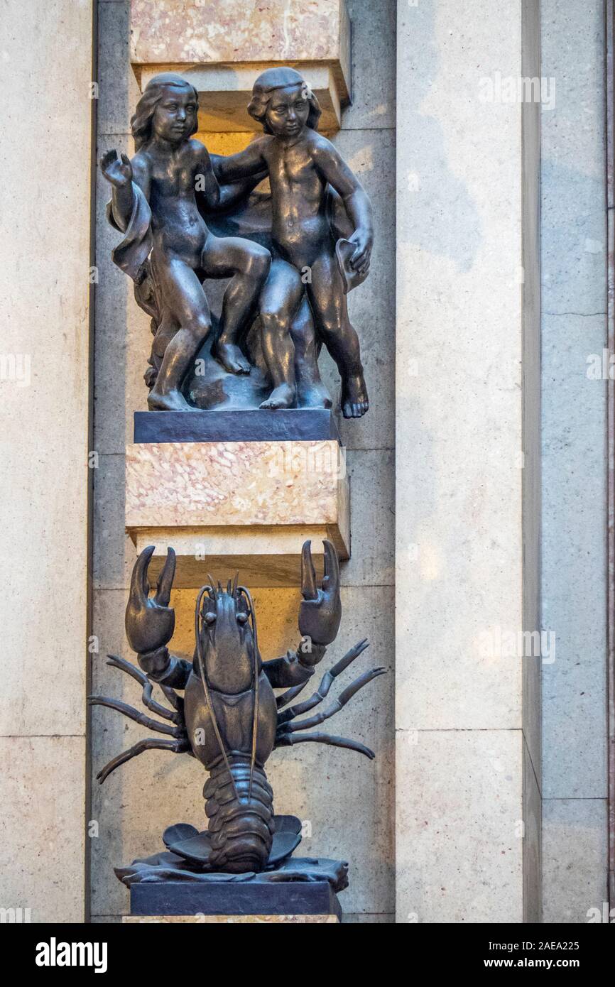 Bronzestatuetten der Tierkreiszeichen Zwillinge die Zwillinge und Krebs die Krabbe in der Adria Passage Adria Palace Prag Tschechische Republik. Stockfoto