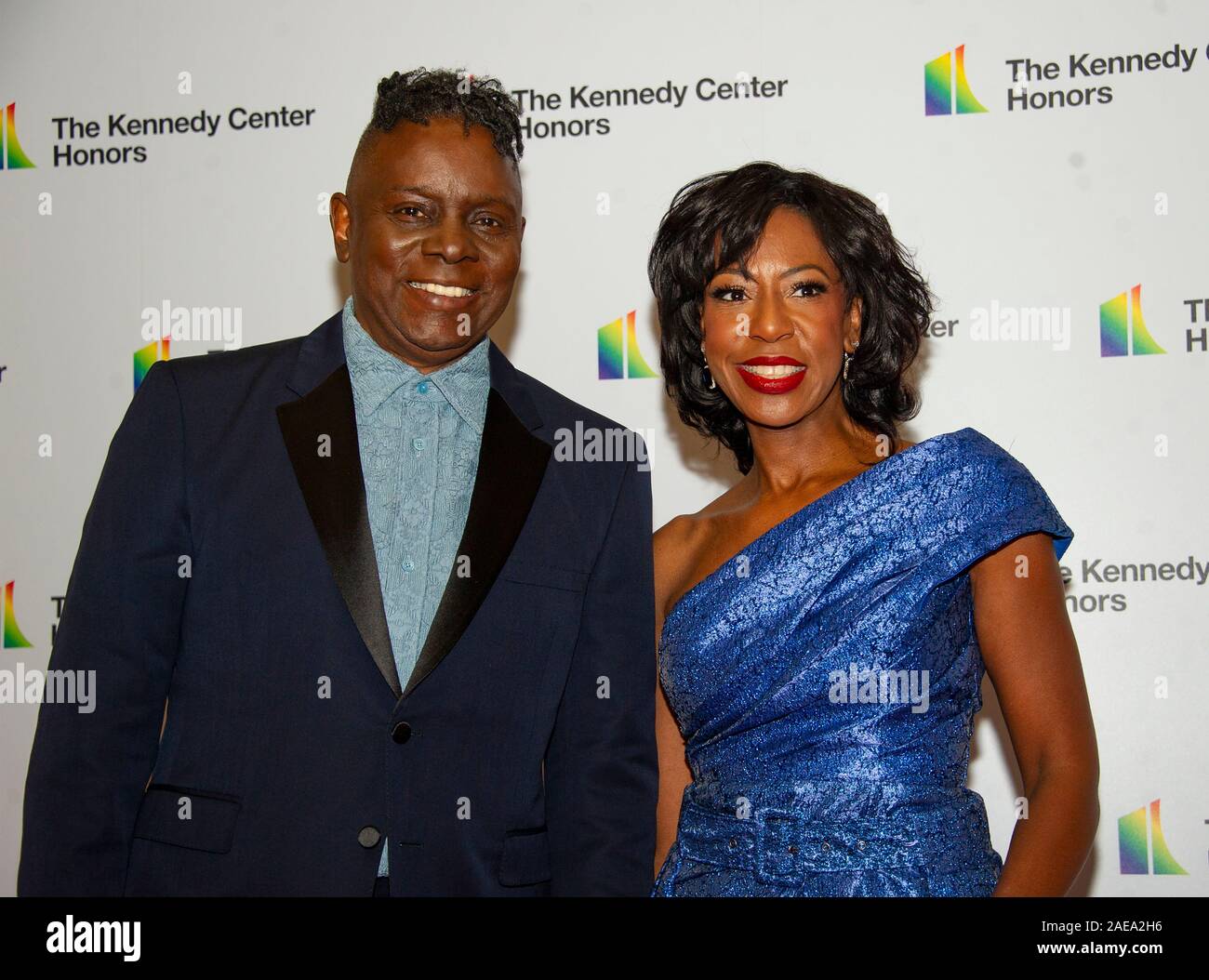 Washington DC, USA. 07 Dez, 2019. Sänger Philip Bailey von Erde, Wind und Feuer, und seine Frau, Valerie Bailey, kommen für die formale Artist Abendessen zu Ehren des Empfänger der 42. jährlichen Kennedy Center Honors am United States State Department in Washington, DC am Samstag, 7. Dezember 2019. Die Preisträger 2019 sind: Erde, Wind & Feuer, Sally Field, Linda Ronstadt, Sesamstraße, und Michael Tilson Thomas. Credit: Ron Sachs/Pool über CNP | Verwendung der weltweiten Kredit: dpa/Alamy leben Nachrichten Stockfoto