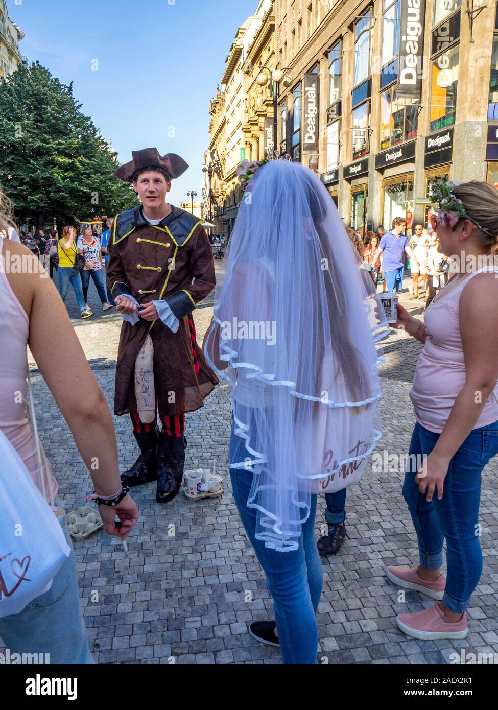 Braut zu sein und Freunde mit einer Junggesellenparty in Prag Tschechische Republik. Stockfoto