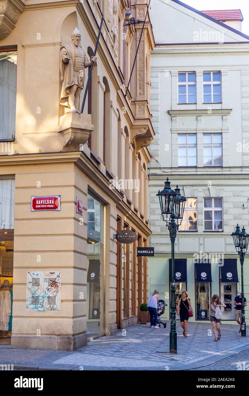 Zwei weibliche Touristen, die entlang der Kopfsteinpflaster Železná Straße in Richtung Havelská Straße Altstadt Prag Tschechische Republik. Stockfoto