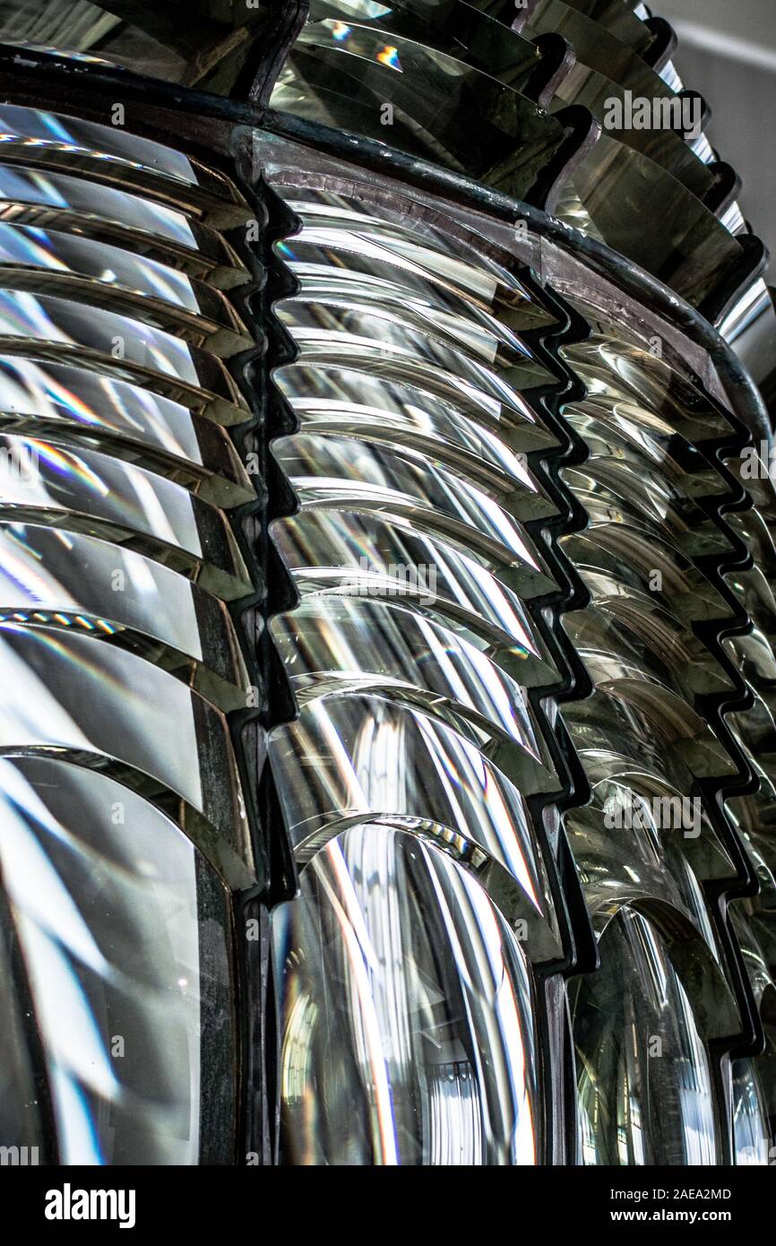 Fresnel-Linse erster Ordnung von Pigeon Point Lighthouse - Glas-Prismenlinse im Detail. Das Originalobjektiv aus dem Jahr 1872 befindet sich jetzt im Nebelsignalgebäude. Stockfoto