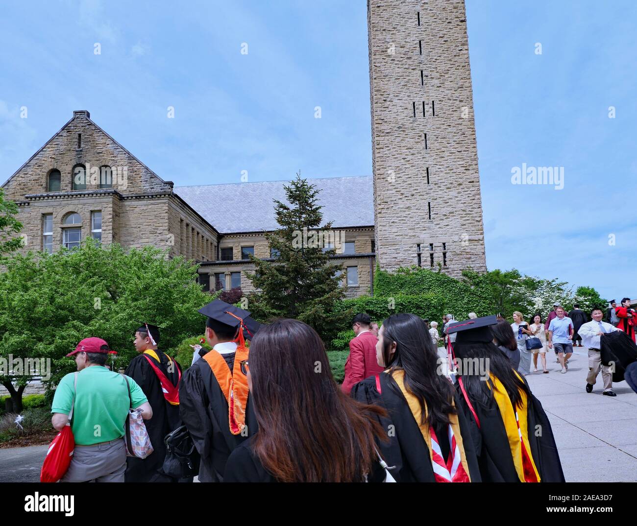 ITHACA, NY - Mai 2019: Absolventen tragen Kleider und mortarboards treffen Sie sich mit Freunden und Gehen auf dem Campus am Tag der Promotion. Stockfoto