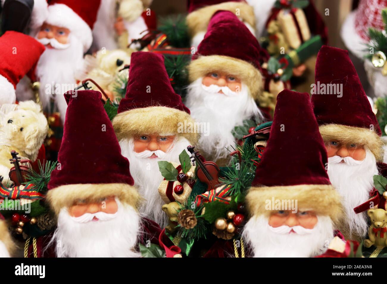 Frohe Weihnachten Hintergrund mit vielen Weihnachtsmann dekorative Figuren in Lustige irische Anzüge mit Geschenken und Spielzeug für Kinder Stockfoto