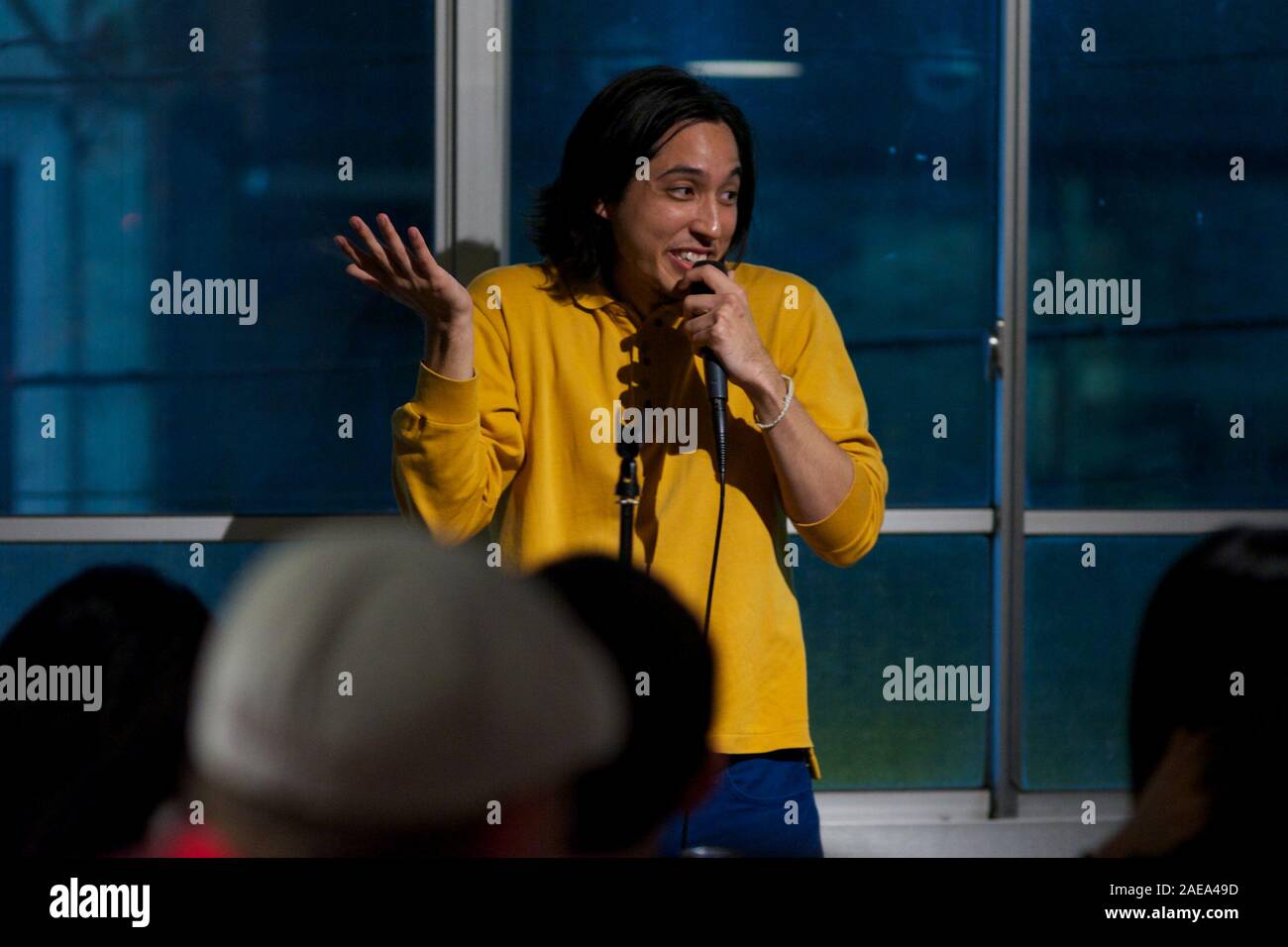 Kai Edward Kobayashi, Stern der Reality-TV-Serie Terrasse Haus, führt Standup Comedy bei Open Mic event, Tokyo, Japan, November 2019. Stockfoto