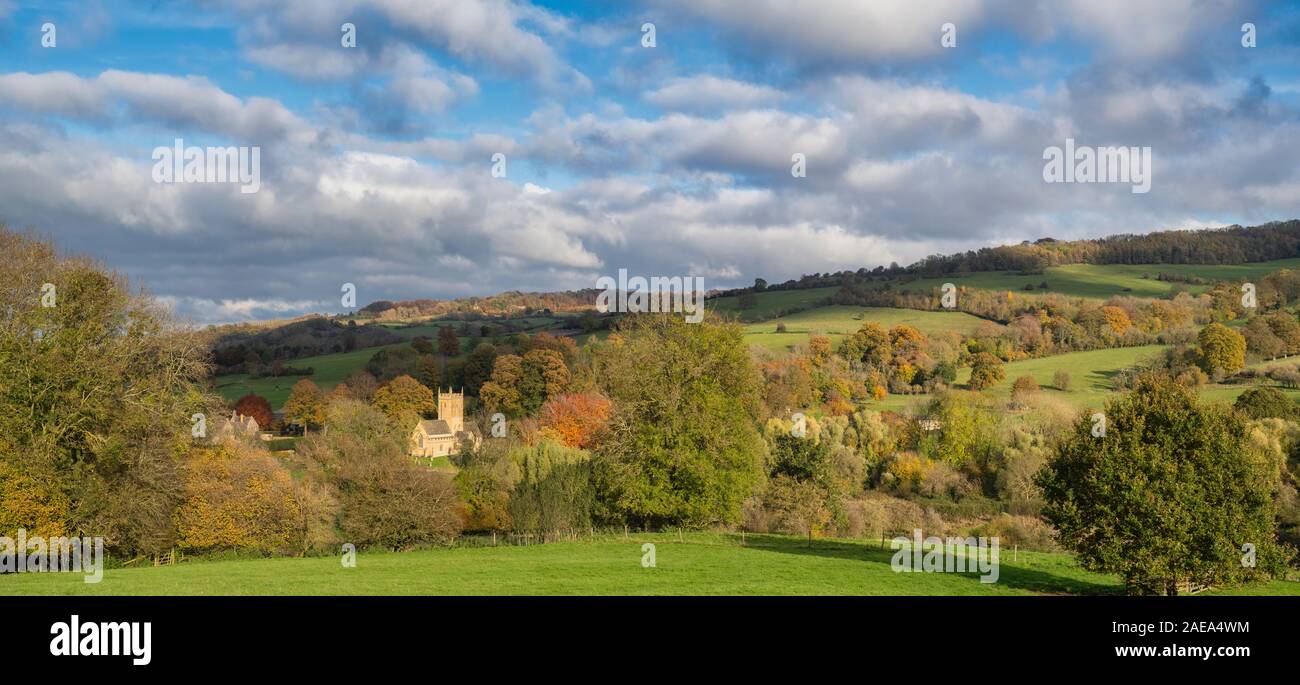 St Eadburgha's Kirche am Nachmittag im Herbst Sonnenlicht. Broadway Cotswolds, Worcestershire, England. Panoramablick Stockfoto