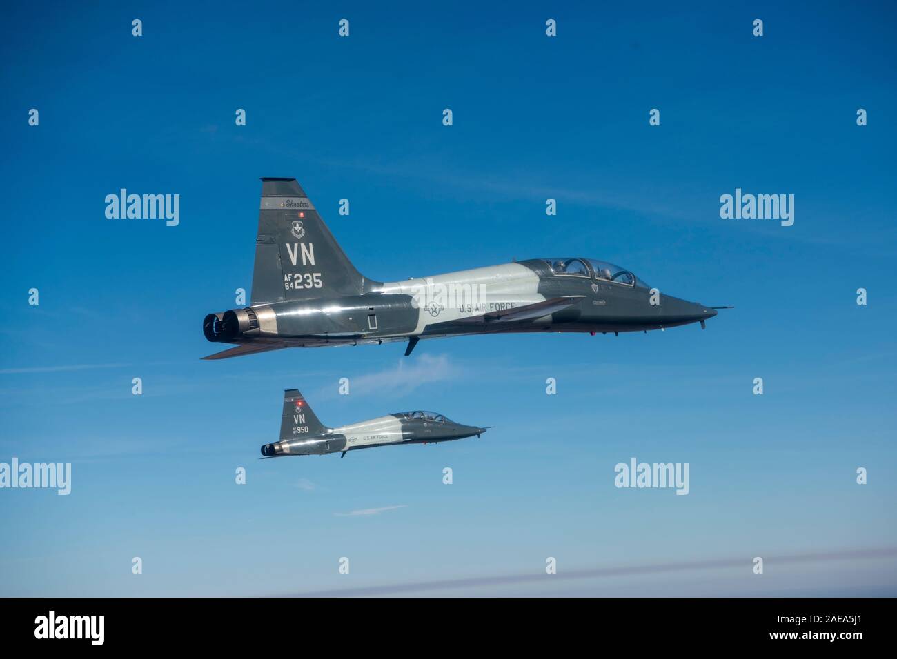 25 Flying Training Squadron führte eine 4-ship formation über das Boone Pickens Stadion während der Oklahoma State University gegen Kansas Fußballspiel am Samstag, den 16. November 2019. 25 FTS wird die 71. Flying Training Wing At Vance Air Force Base, Okla. befestigt (U.S. Air Force Foto von der SrA Octavius Thompson) Stockfoto