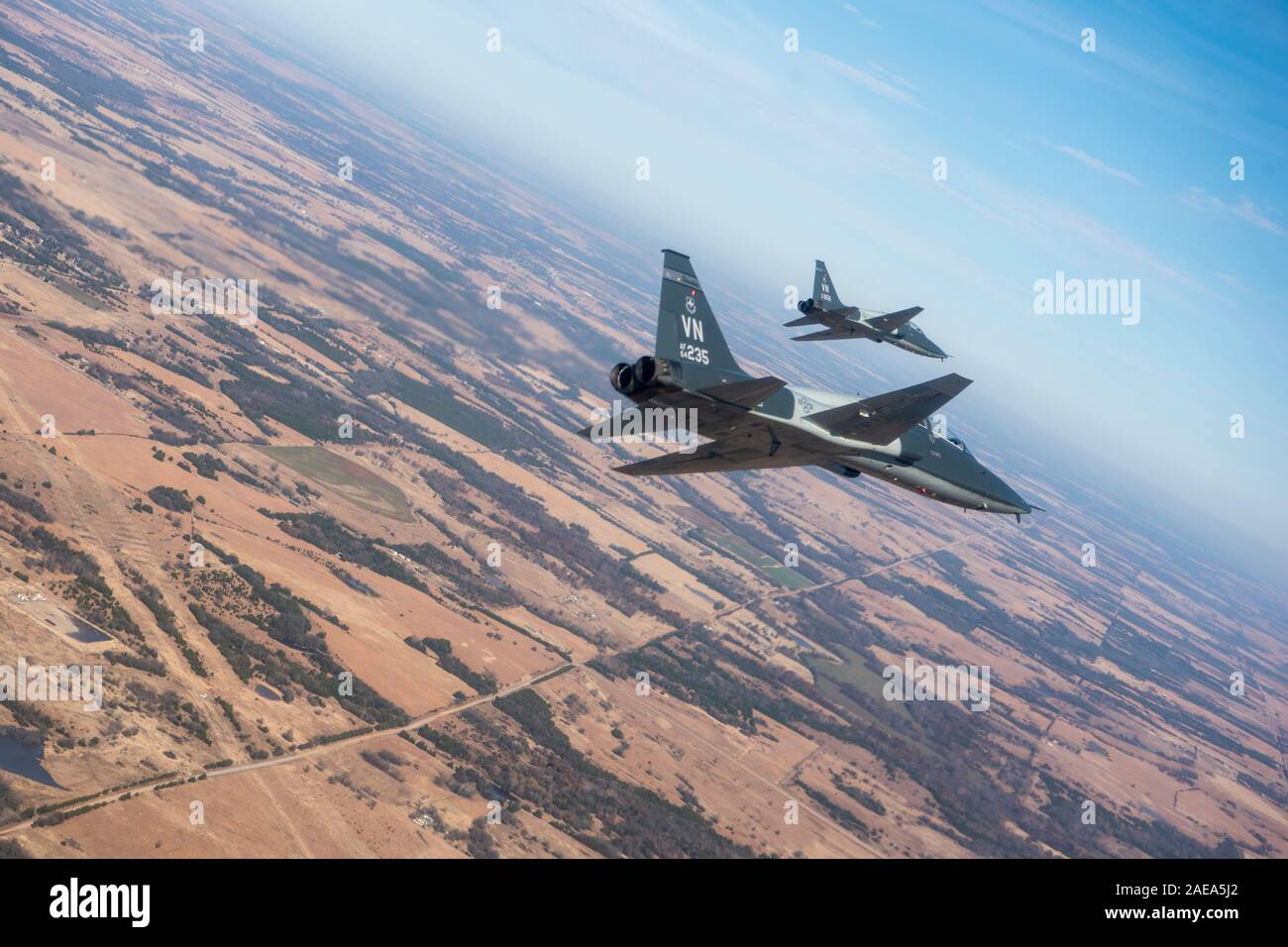 25 Flying Training Squadron führte eine 4-ship formation über das Boone Pickens Stadion während der Oklahoma State University gegen Kansas Fußballspiel am Samstag, den 16. November 2019. 25 FTS wird die 71. Flying Training Wing At Vance Air Force Base, Okla. befestigt (U.S. Air Force Foto von der SrA Octavius Thompson) Stockfoto