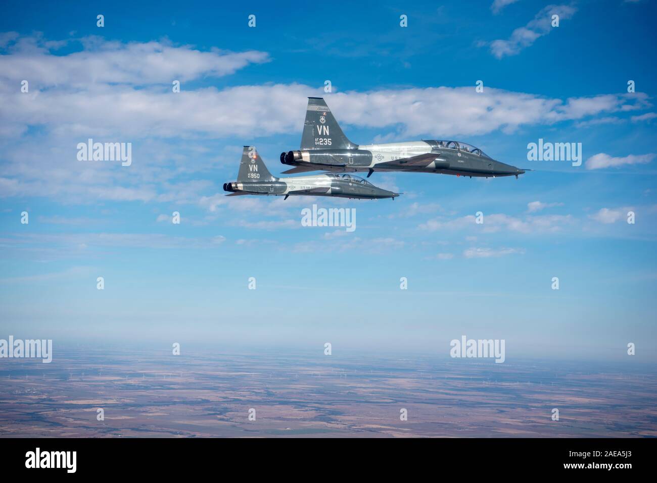 25 Flying Training Squadron führte eine 4-ship formation über das Boone Pickens Stadion während der Oklahoma State University gegen Kansas Fußballspiel am Samstag, den 16. November 2019. 25 FTS wird die 71. Flying Training Wing At Vance Air Force Base, Okla. befestigt (U.S. Air Force Foto von der SrA Octavius Thompson) Stockfoto