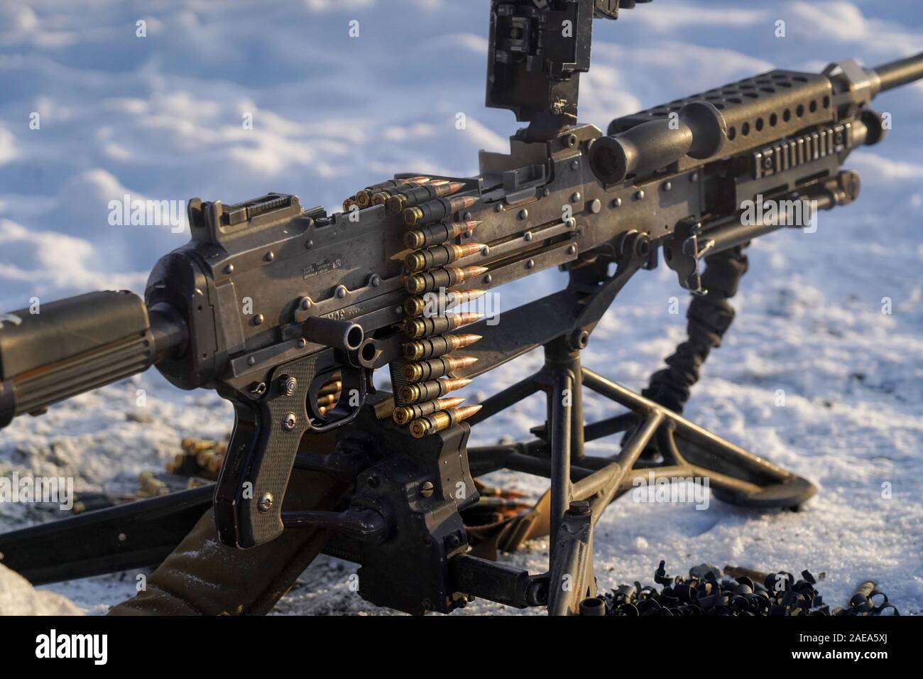 Eine verknüpfte Gürtel von 7,62 mm Munition ist gesehen Lagenbildung über eine M240B Maschinengewehr als Fallschirmjäger in den zweiten Bataillon zugeordnet, 377 Fallschirm Field Artillery Regiment, 4 Infantry Brigade Combat Team (Airborne), 25 Infanterie Division, U.S. Army Alaska, Durchführung von Live-fire Qualifikation an Grezelka Bereich, auf einer gemeinsamen Basis Elmendorf-Richardson, Alaska, Dez. 5, 2019. Die Soldaten praktiziert identifizieren, und sich Ziele in unterschiedlichen Entfernungen ihre Kenntnisse im Umgang mit den Waffen in sub-arktischen Bedingungen zu festigen. (U.S. Air Force Foto/Justin Connaher) Stockfoto
