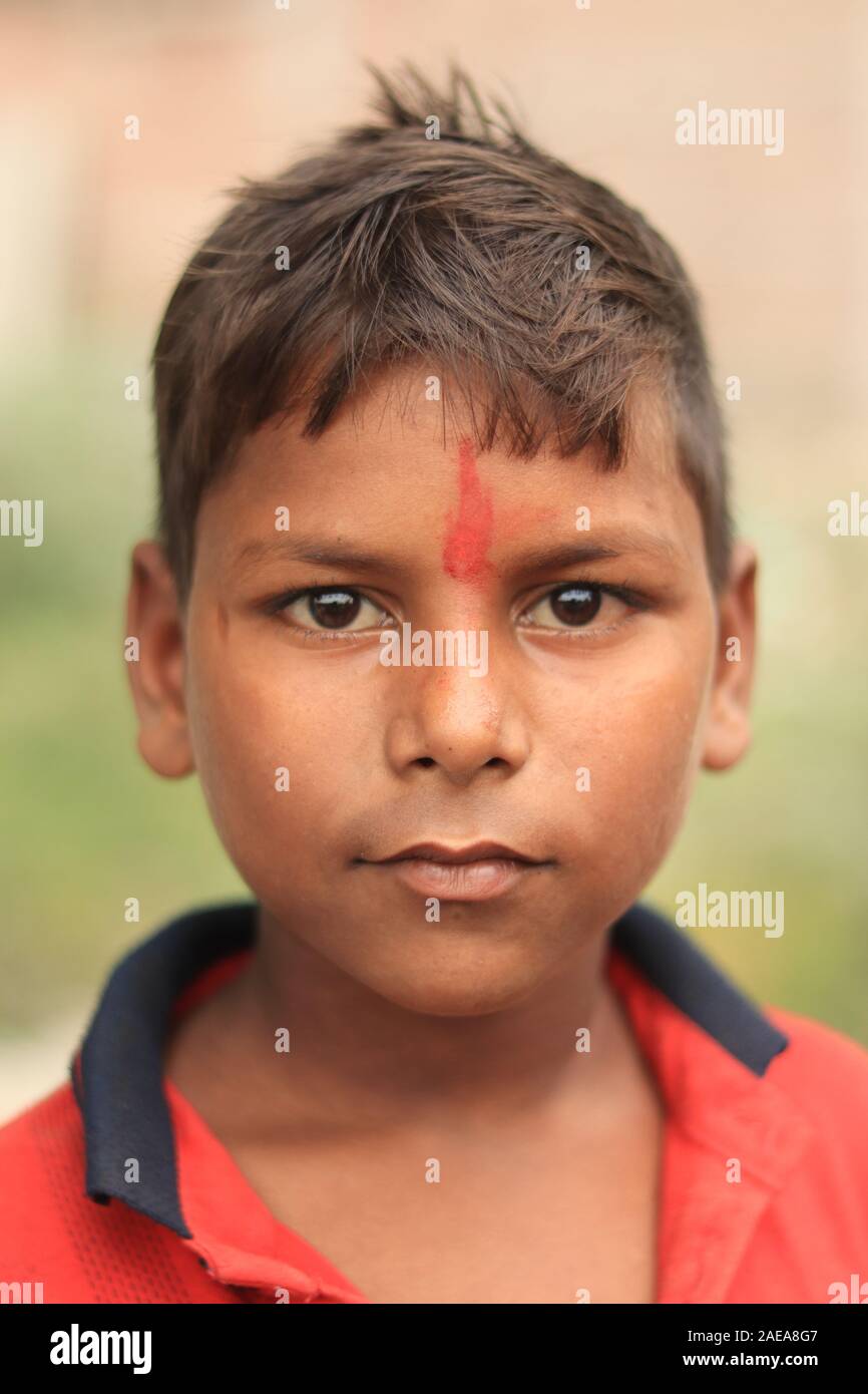 Indischer Junge von Agra mit roter Markierung auf seiner Stirn Stockfoto