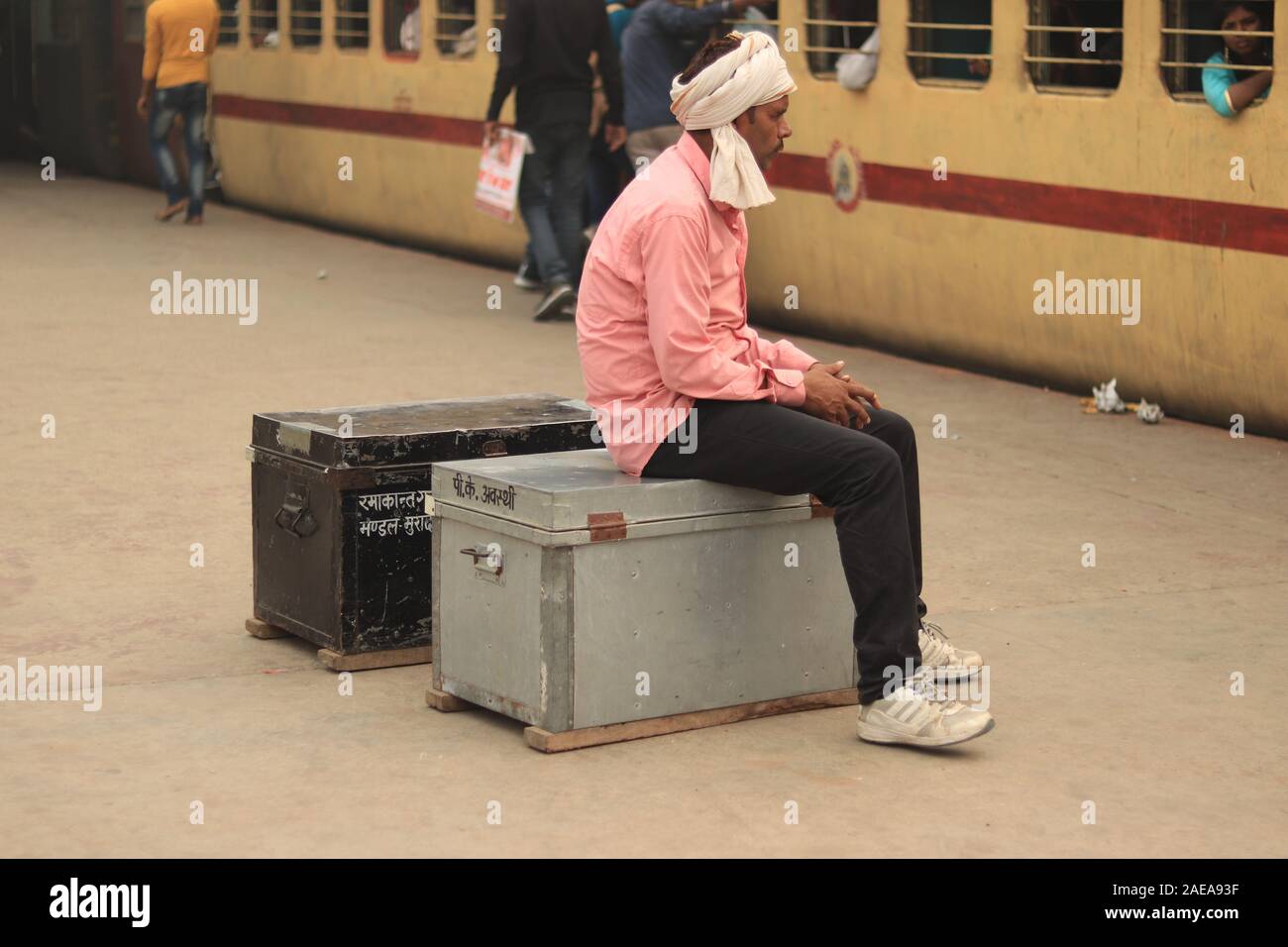 Ein Portier am Bahnhof Stockfoto