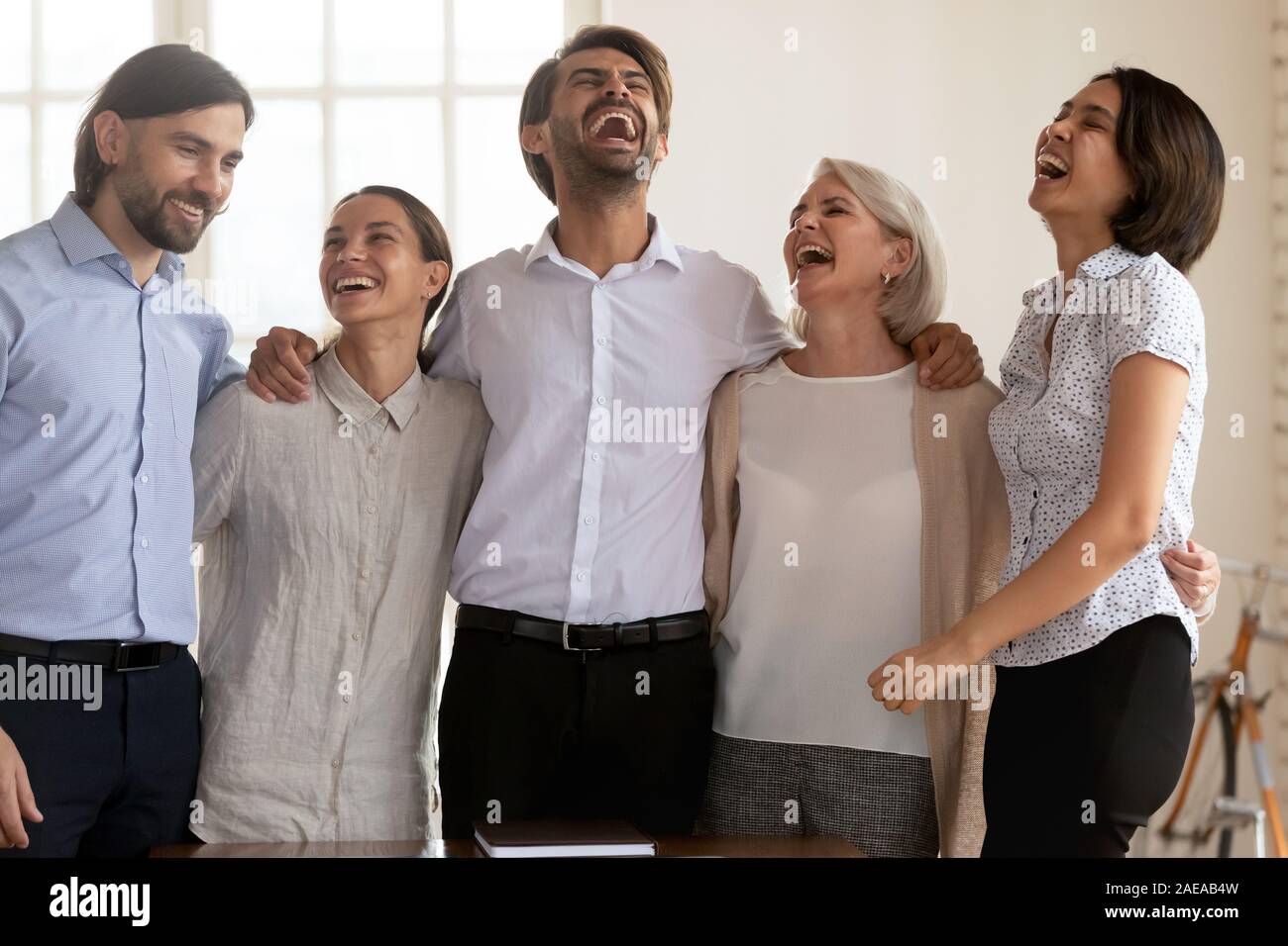 Portrait von glücklich lachend gemischten Rennen junge und ältere Kollegen. Stockfoto