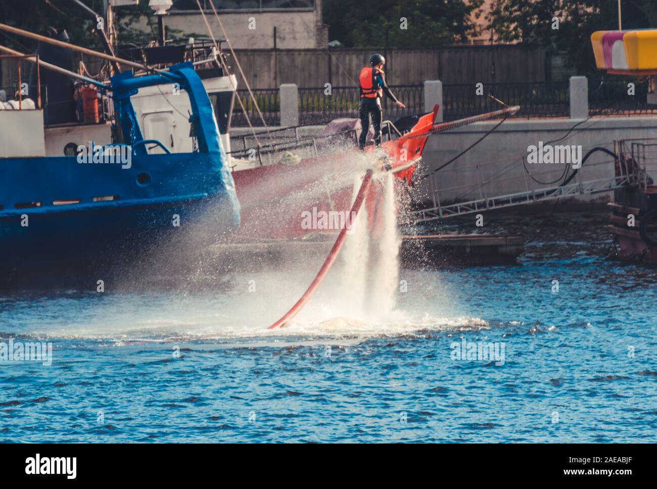 Junge Frau auf fly Board über Fluss Newa in der Nähe von port Stockfoto