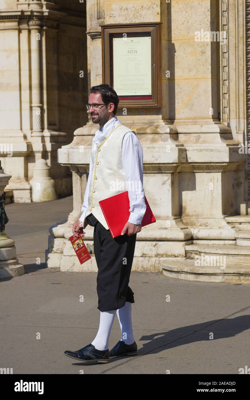 Wien, Österreich - 25 April 2018: Street Karte Verkäufer an der Wiener Staatsoper an einem sonnigen Tag Stockfoto