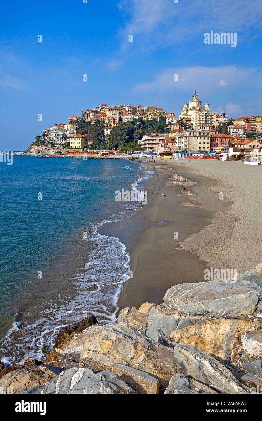 Badestrand und die Basilika Maurizio, Porto Maurizio, Imperia, Riviera di Ponente, Ferienwohnungen Ligurien, Ferienhäuser Ligurien, Ferienwohnung Ligurien, Italien | Badestrand und die Kathedrale von Porto Maurizio, Mau Stockfoto