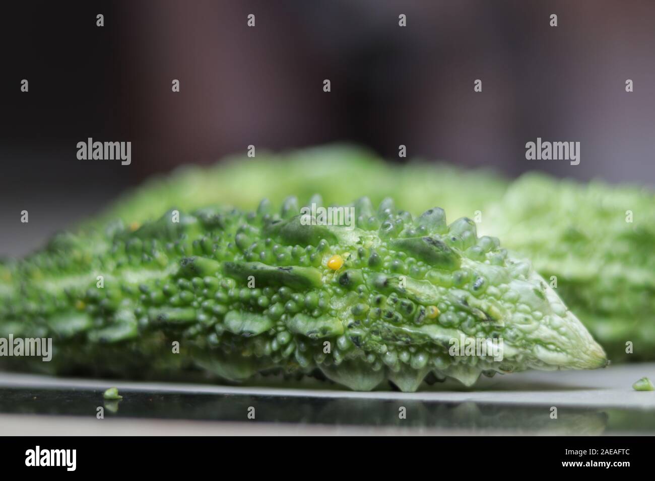 Frisch Bio bitter Melone auf schwarzem Hintergrund Stockfoto