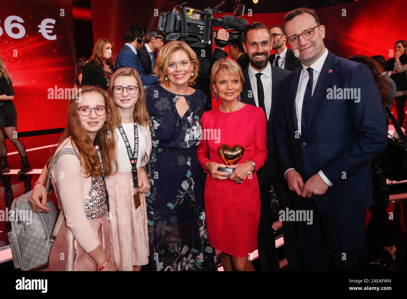 Berlin, Deutschland. 07 Dez, 2019. Julia Klöckner (L-R), Uschi Glas, Jens Spahn (r, CDU) und sein Ehemann Daniel Funke bei der jährlichen Benefizgala "Ein Herz für Kinder". Auf der Messe in Berlin, möglichst viel Geld für Hilfsprojekte mit einem großen Stern Kontingent zu vereinnahmen ist. Credit: Gerald Matzka/dpa-Zentralbild/ZB/dpa/Alamy leben Nachrichten Stockfoto