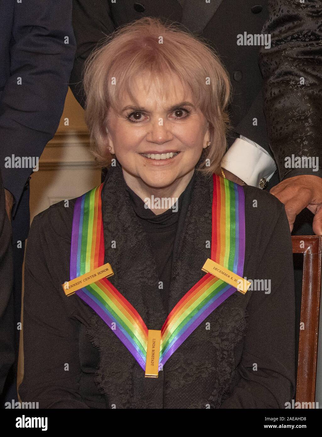 Washington DC, USA. 07 Dez, 2019. Sängerin Linda Ronstadt, einer der  Empfänger des 42. jährlichen Kennedy Center Honors stellt sich als Teil  einer Gruppe Foto nach einem Abendessen an der United States