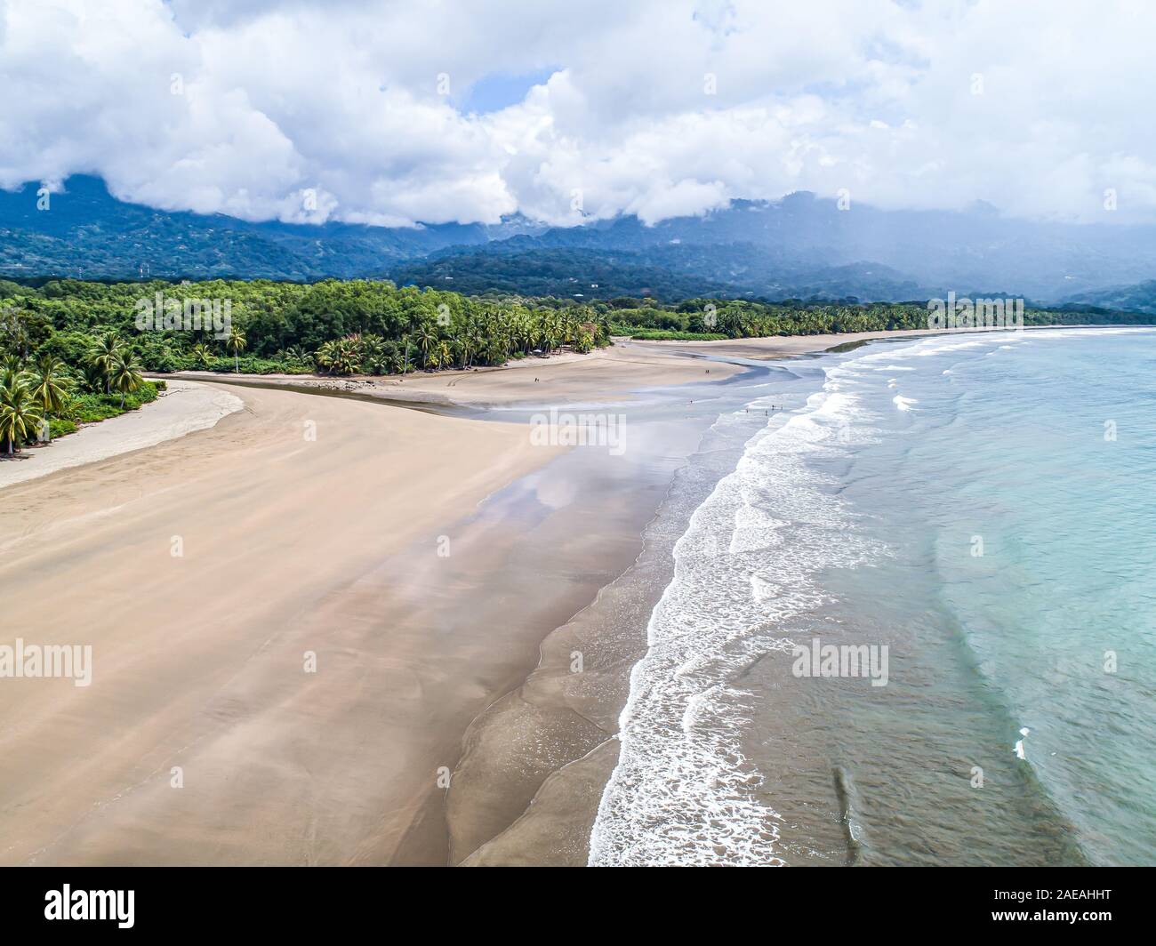 Luftaufnahme von Marino Ballena Nationalpark in Punta Uvita schöne Strände und tropische Wälder an der Pazifikküste von Costa Rica, in der Form von Whale Tail Stockfoto