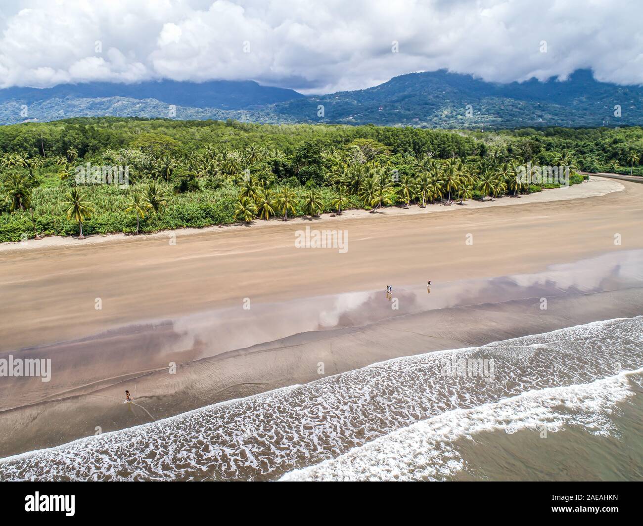 Luftaufnahme von Marino Ballena Nationalpark in Punta Uvita schöne Strände und tropische Wälder an der Pazifikküste von Costa Rica, in der Form von Whale Tail Stockfoto