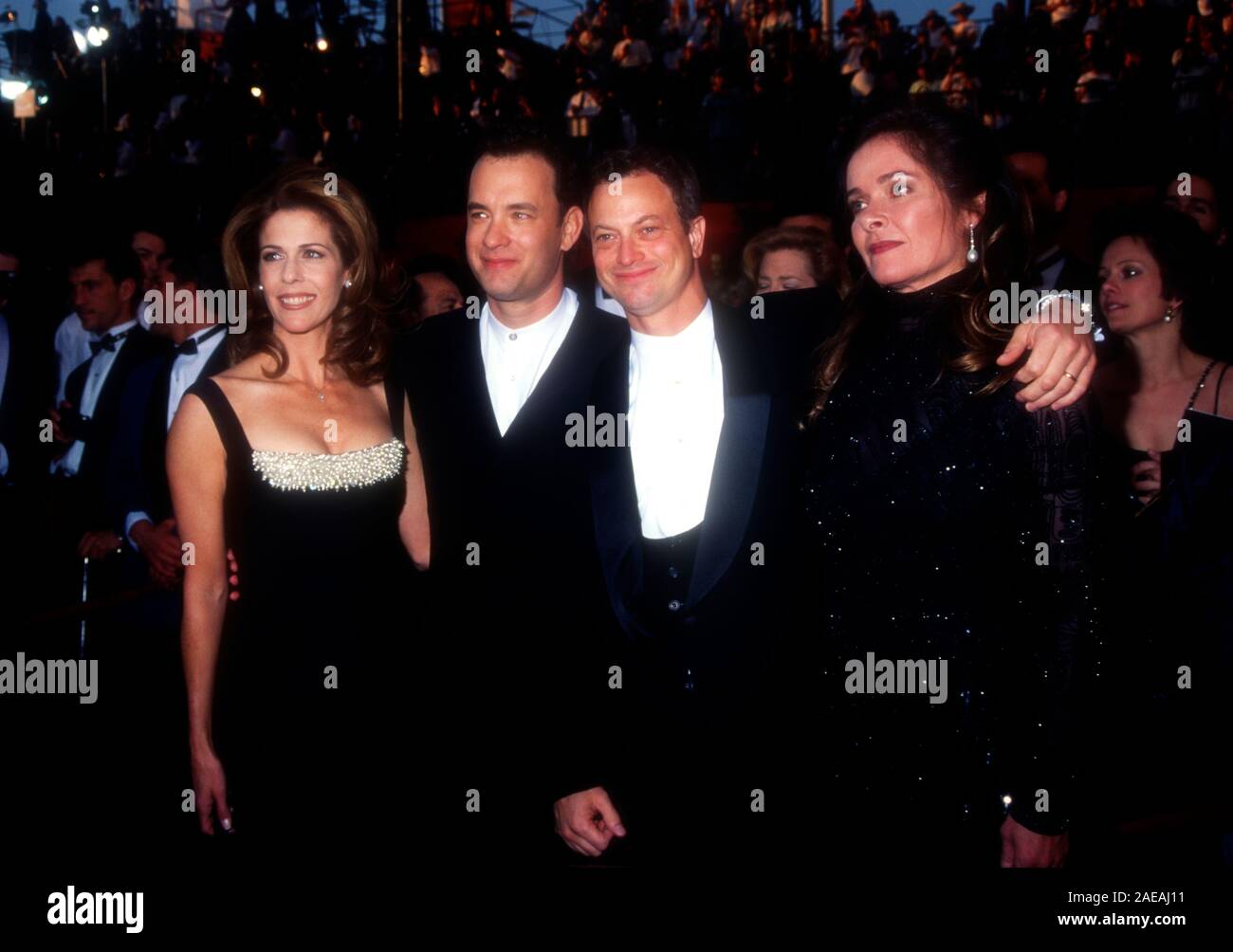 Los Angeles, Kalifornien, USA, 27. März 1995 Sängerin Rita Wilson, Schauspieler Tom Hanks, Schauspieler Gary Sinise und Frau Moira Harris nehmen an der 67. jährlichen Academy Awards am 27. März 1995 im Shrine Auditorium in Los Angeles, Kalifornien, USA. Foto von Barry King/Alamy Stock Foto Stockfoto