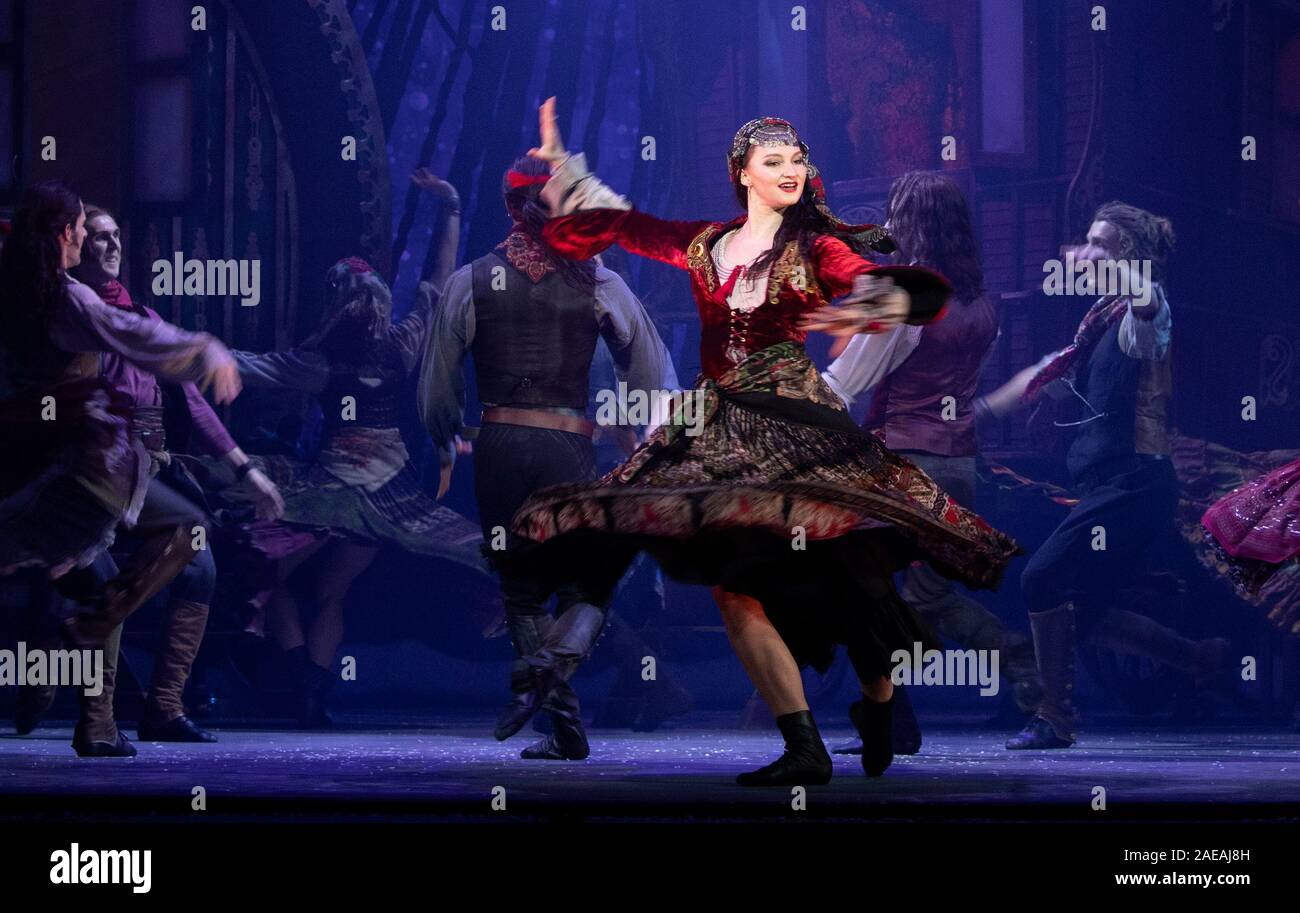 Mitglieder des Scottish Ballet durchführen auf der Bühne bei einer Generalprobe der Snow Queen bei Festival Theater, Edinburgh. Von Hans Christian Andersens Märchen inspiriert, das Ballett ist die Musik von Rimsky-Korsakov von der Scottish Ballet Orchestra und läuft bis zum 29. Dezember 2019 eingestellt. Stockfoto