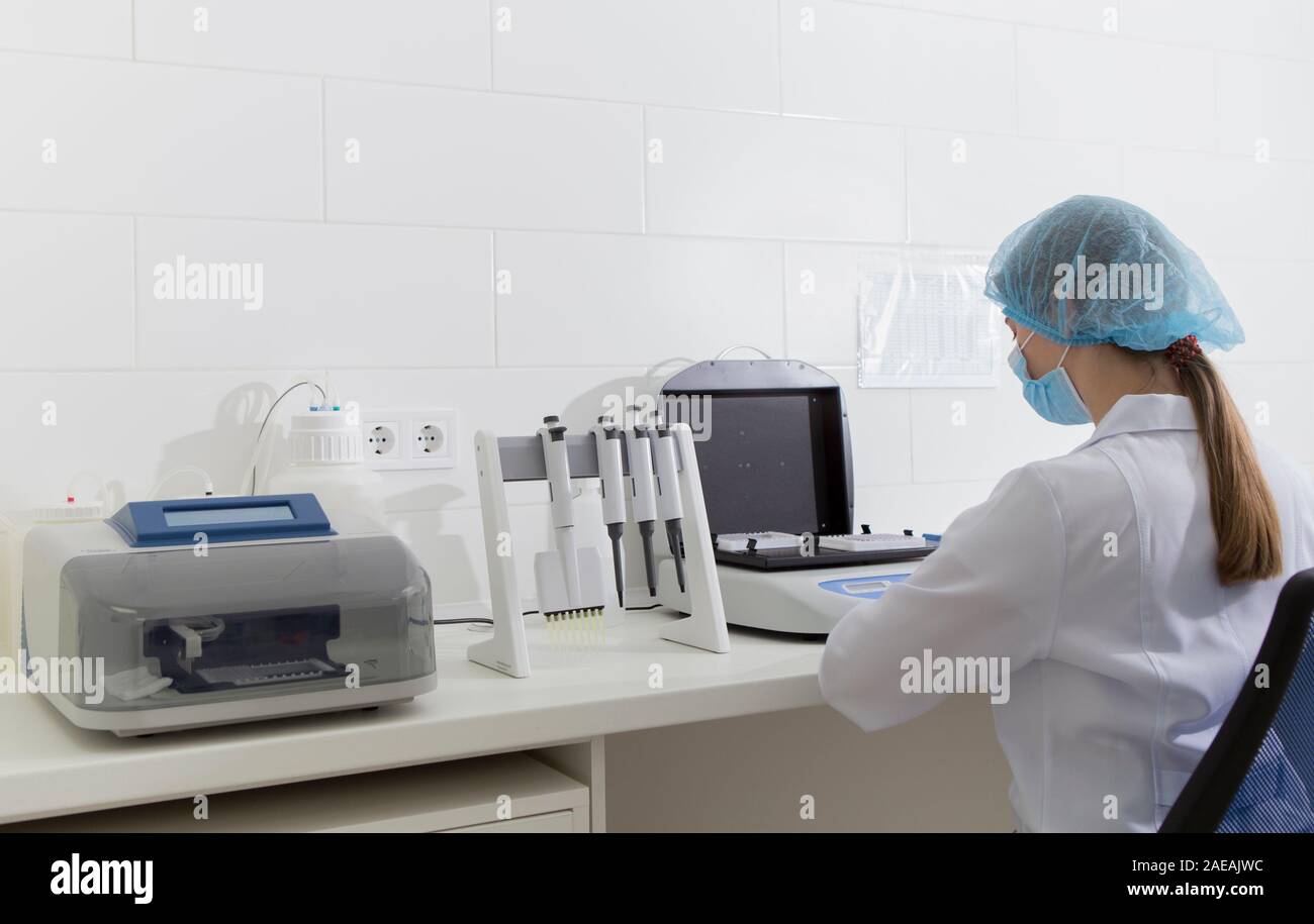 Weibliche Lab Assistant auf modernen Maschinen für Analyse Stockfoto