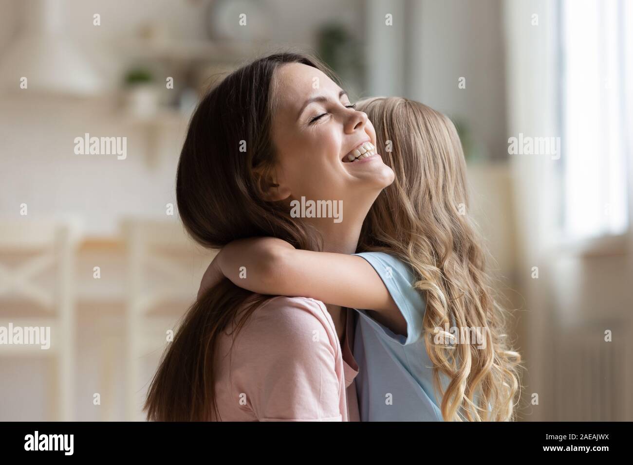 Tochter, Mutter Leute genießen süßen Augenblick der Zärtlichkeit im Innenbereich Stockfoto