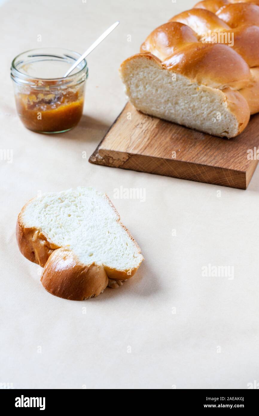 Süße Hefe Brot auf Eiche rustikal Board Stockfoto