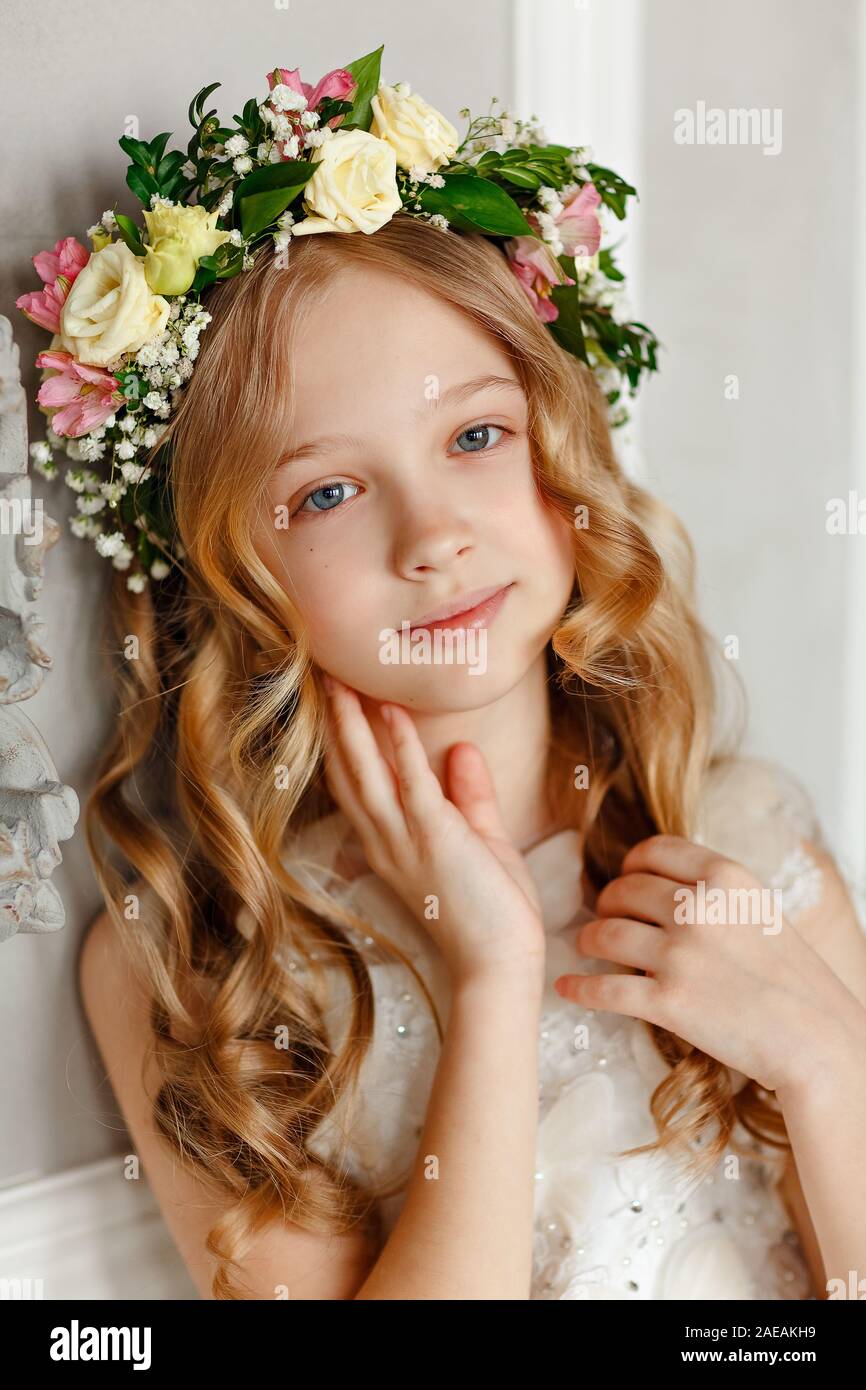 frau-im-kranz-mit-rosa-blumen-fotos-und-bildmaterial-in-hoher