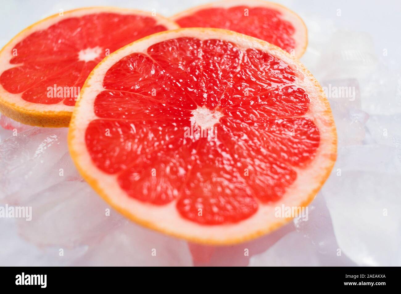 Grapefruit Schichten auf Eis. Close-up. Stockfoto