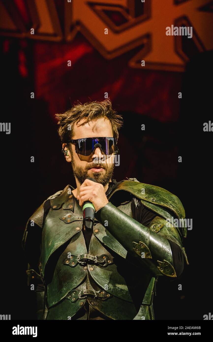 Bern, Schweiz. 07 Dez, 2019. Die anglo-swiss power metal band Gloryhammer führt ein Live Konzert in der Festhalle in Bern. Hier Sänger Thomas Winkler gesehen wird live auf der Bühne. (Foto: Gonzales Foto/Tilman Jentzsch/Alamy Live News). Stockfoto