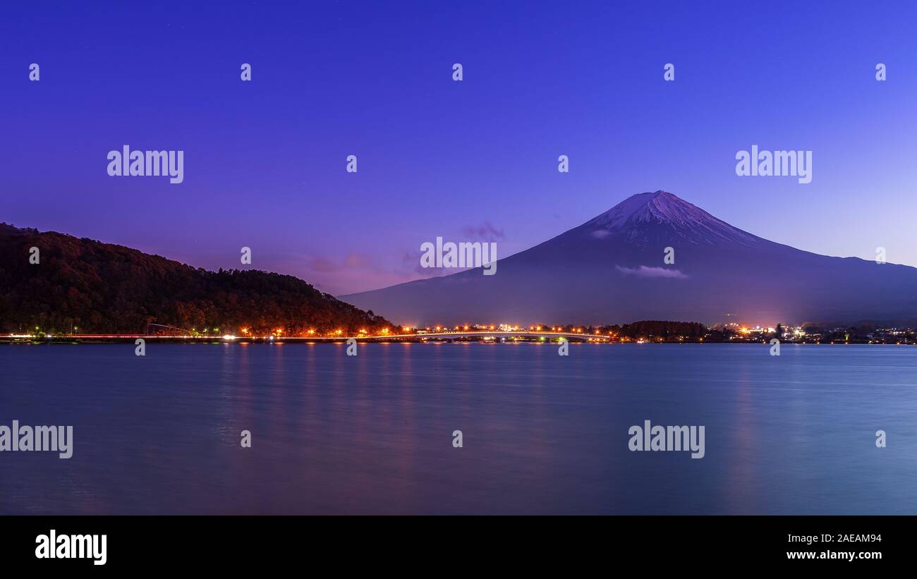 Landschaft auf den Mount Fuji und die Stadt Beleuchtung am See kawaguchiko in der frühen Nacht. Stockfoto